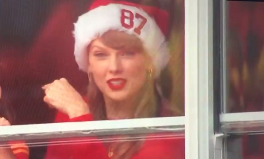 Taylor Swift petrece Crăciunul la stadion. Ea este prezentă la meciul iubitului ei, jucător la echipa de fotbal american Kansas City Chiefs - VIDEO