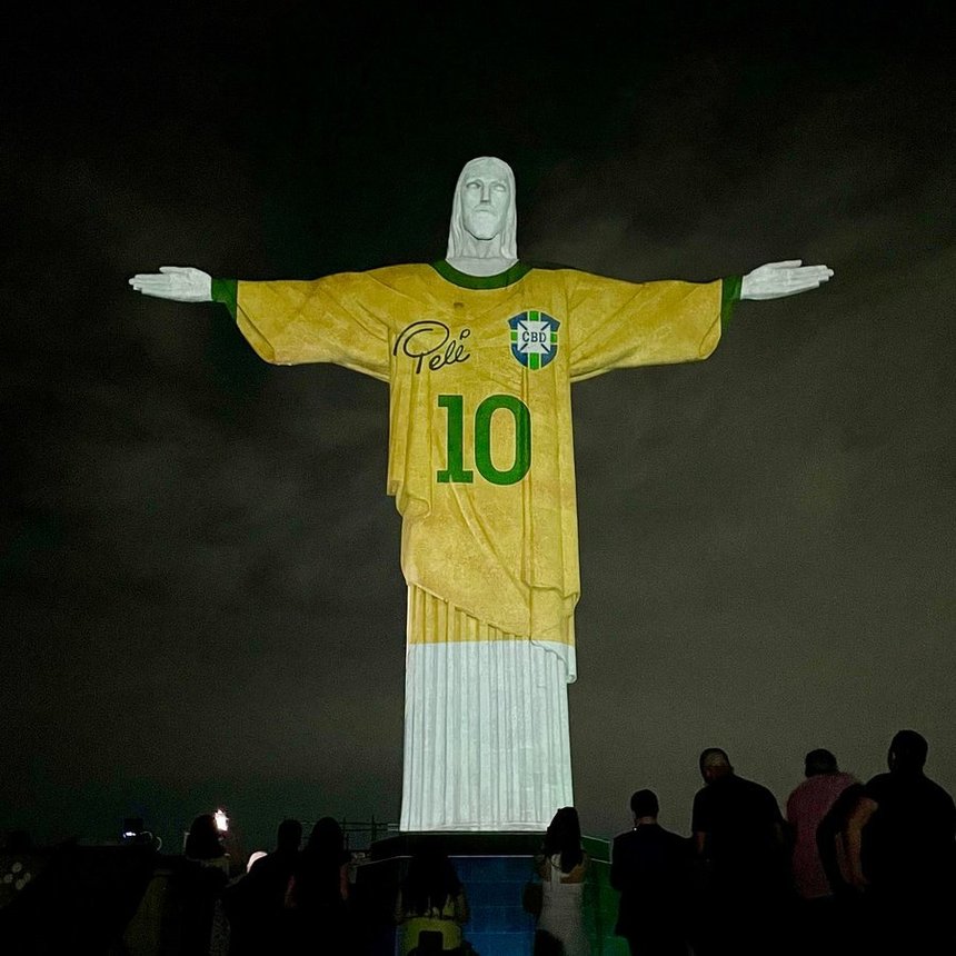 Brazilienii i-au adus un omagiu lui Pele, la un an de la moartea marelui fotbalist. Papa Francisc a transmis un mesaj
