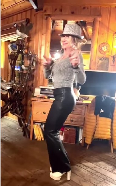 Nadia Comăneci, Noul An în paşi de dans pe Lady Marmalade: Un 2024 sănătos şi fericit! - VIDEO