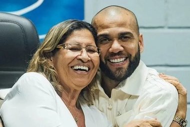 Mama lui Dani Alves ar putea fi dată în judecată după ce a publicat imagini cu tânăra care îl acuză de viol pe jucător