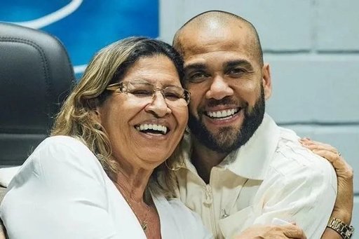 Mama lui Dani Alves ar putea fi dată în judecată după ce a publicat imagini cu tânăra care îl acuză de viol pe jucător