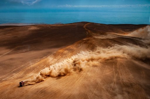 Raliul Dakar: Un spectator a fost lovit de o maşină la startul primei etape