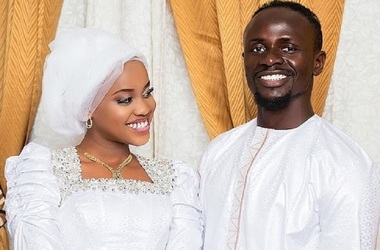 Sadio Mane s-a căsătorit cu o tânără de 18 ani pe care a văzut-o prima dată în urmă cu doi ani, dar cu care nu a ieşit până acum. Căsătoria este una tradiţională aranjată