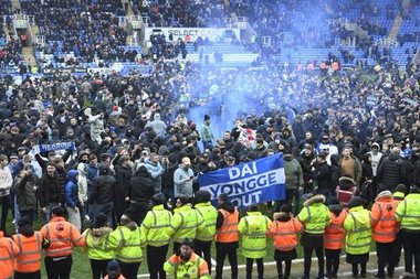 Anglia: Meci din League One, abandonat după ce suporterii au invadat terenul în semn de protest faţă de proprietar