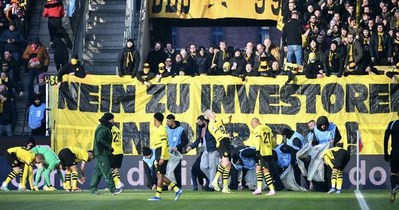 Meciul Borussiei Dortmund cu Koln, perturbat de suporteri, care au aruncat cu monede de ciocolată pe teren