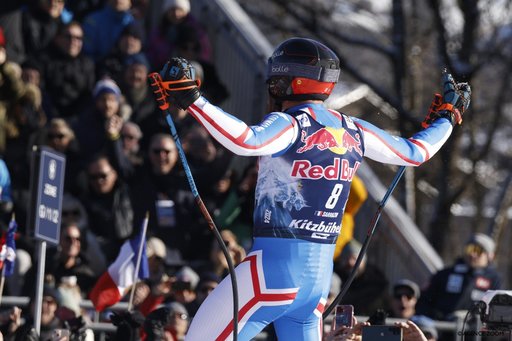 Schi: După dubla de la Kitzbuhel, Cyprien Sarrazin a sărbătorit în smoching la hotel, dar şi la bustul gol într-un bar - VIDEO