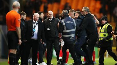 Anglia: Un suporter l-a fugărit pe arbitru pe teren după o decizie controversată, la un meci din League One - VIDEO