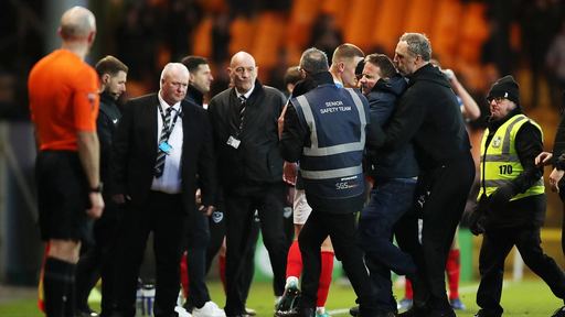 Anglia: Un suporter l-a fugărit pe arbitru pe teren după o decizie controversată, la un meci din League One - VIDEO