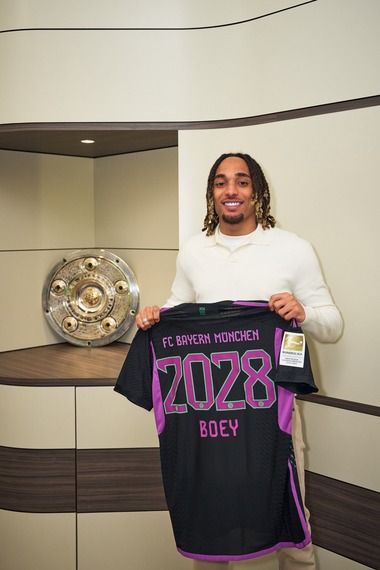 Bayern Munchen l-a achiziţionat pe fundaşul francez Sacha Boey