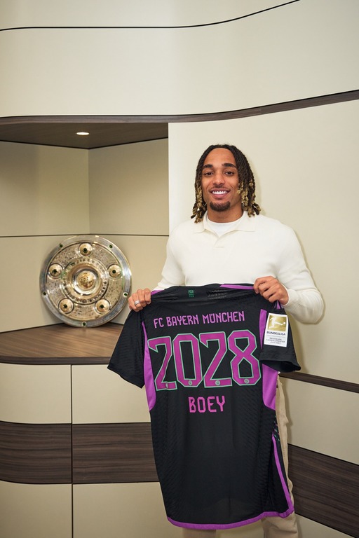 Bayern Munchen l-a achiziţionat pe fundaşul francez Sacha Boey