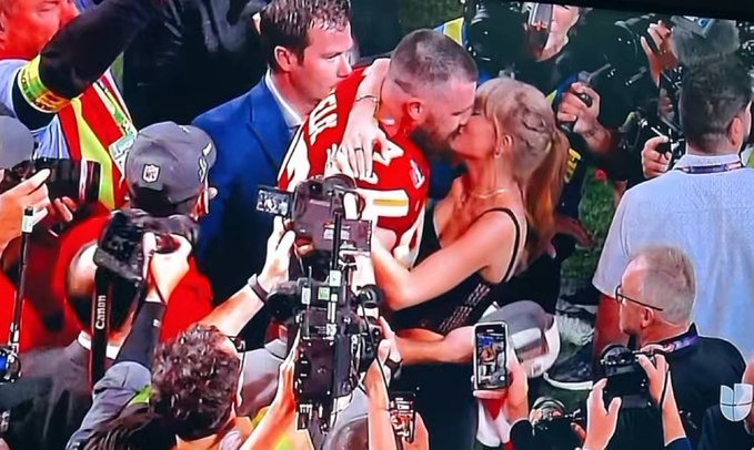 Taylor Swift a mers pe teren pentru a-şi săruta iubitul, pe Travis Kelce, după ce Kansas City Chiefs a câştigat Super Bowl - VIDEO