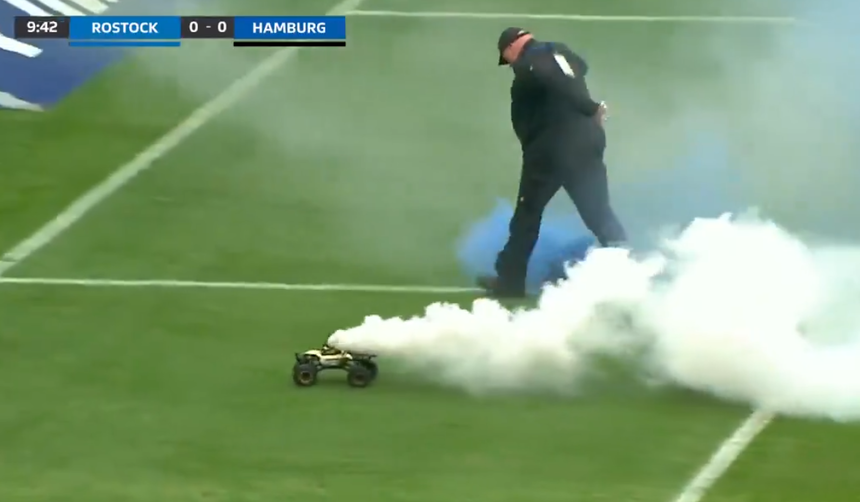 Bundesliga 2: Meciul Hansa Rostock - Hamburger SV, întrerupt din cauza unor maşinuţe cu fumigene care au intrat pe teren – VIDEO