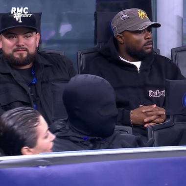 AC Milan ironizează Inter Milano, după ce Kanye West a asistat, cu cagulă, la meciul interiştilor din LC. Ce vedete "apar" cu cagulă pe San Siro - VIDEO