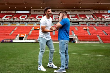 Josh Cavallo, primul fotbalist care a recunoscut că este homosexual, şi-a cerut iubitul în căsătorie. Cererea, formulată pe stadion - FOTO