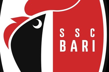 Serie B: O petardă a explodat în tribune la meciul Bari – Sampdoria şi un băieţel de 8 ani a fost rănit