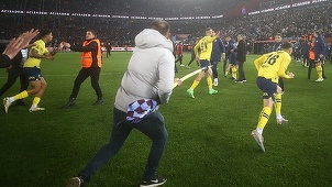 Anchetă în Turcia după o încăierare pe teren la finalul meciului Trabzonspor – Fenerbahce. Fanii gazdelor i-au atacat pe fotbaliştii oaspeţi - VIDEO