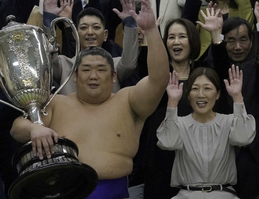 Sumo: Un tânăr luptător cu o ascensiune fulminantă a bătut un record vechi de 110 ani