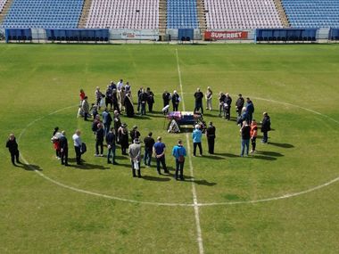 Gabriel Zahiu, fost fotbalist la Gloria Buzău şi la Steaua Bucureşti, înmormântat la Buzău. Sicriul cu trupul neînsufleţit a fost dus mai întâi pe Stadionul echipei Gloria Buzău - FOTO
