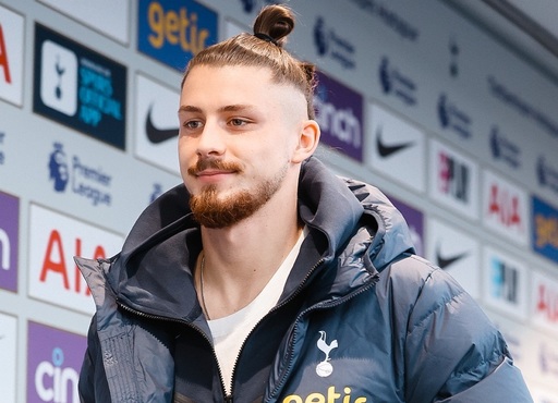 Victorie pentru Radu Drăguşin după ce echipa sa a fost condusă cu 1-0: Tottenham – Luton Town, scor 2-1 / Alte rezultate din Premier League
