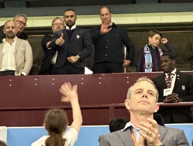 Prinţul William şi fiul său cel mare, George, au asistat la meciul Aston Villa – Lille. A fost prima ieşire publică de după anunţul cu privire la cancerul de care suferă Kate - VIDEO