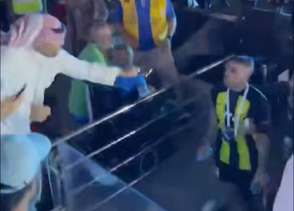 Scenă halucinantă la finalul Supercupei Arabiei Saudite: Un suporter a biciuit un fotbalist - VIDEO