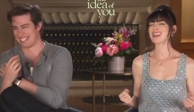 Anne Hathaway, reacţie devenită virală la un gol al echipei Arsenal. Actriţa s-a bucurat în timpul unui interviu – VIDEO