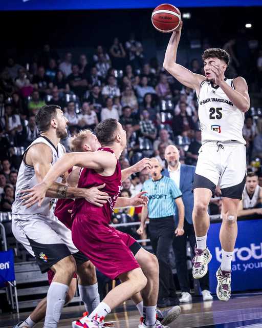 Baschet masculin: Campioana U BT Cluj şi vicecampioana CSM Oradea, victorii în primul meci din semifinalele Ligii Naţionale