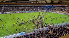 Gafă de proporţii în Ţările de Jos: Crainicul stadionului echipei Roda Kerkrade a anunţat eronat promovarea clubului în primul eşalon. Suporterii au invadat terenul - VIDEO