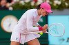 Swiatek a salvat trei mingi de meci şi a câştigat primul titlu la Madrid Open, învingând-o pe Sabalenka