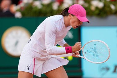 Swiatek a salvat trei mingi de meci şi a câştigat primul titlu la Madrid Open, învingând-o pe Sabalenka