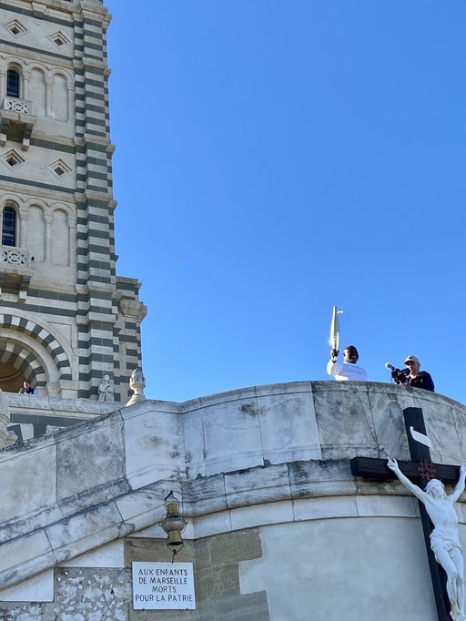 Ştafeta torţei olimpice a început la Marsilia. Fostul mare fotbalist francez Basile Boli, primul purtător al torţei - VIDEO