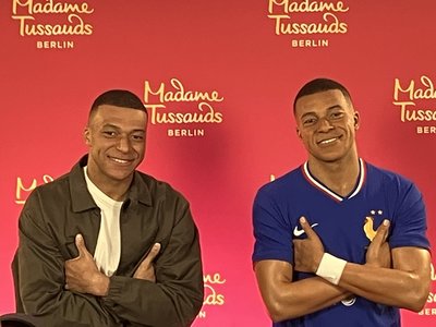 Kylian Mbappé va avea statuie de ceară la muzeul Madame Tussauds Berlin. Fotbalistul a dezvelit statuia la Paris - VIDEO