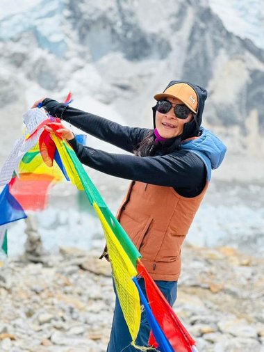 Alpinista nepaleză Phunjo Lama, record feminin la ascensiunea pe Everest. A ajuns în vârf în 14 ore şi 31 de minute