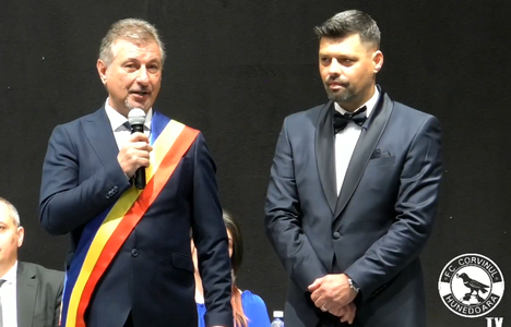 Florin Maxim, antrenorul echipei câştigătoare a Cupei României la fotbal, a devenit cetăţean de onoare al municipiului Hunedoara - VIDEO