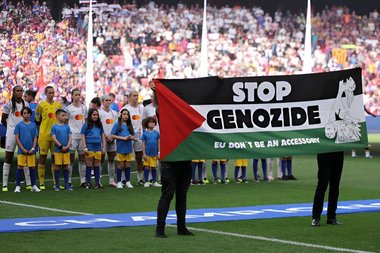 Fotbal feminin: Barcelona a câştigat a doua oară consecutiv Liga Campionilor. Pe teren a fost prezentat un mesaj de susţinere a palestinienilor. Public record la finală - VIDEO