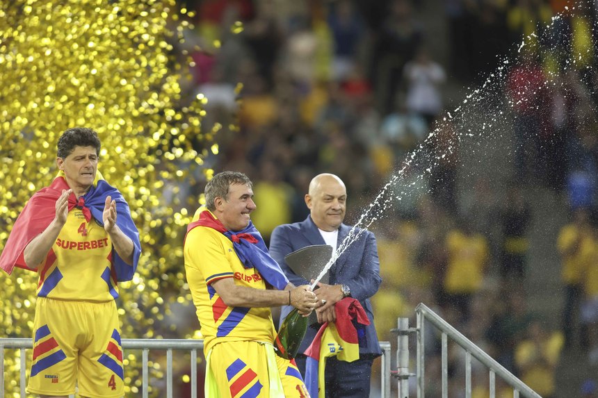Generaţia de Aur a făcut spectacol la meciul de adio, pe Arena Naţională. Cea mai bună generaţie a fotbalului românesc a învins Legendele Lumii cu 3-2