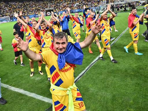 Hagi, după meciul de adio al Generaţiei de Aur: Fericit să fiu din nou pe teren, după 30 de ani, alături de colegii cu care am trăit cele mai mari bucurii la echipa naţională!