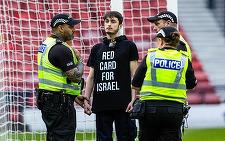 Fotbal feminin:  Startul meciului Scoţia – Israel, întârziat din cauza unui activist propalestinian care s-a legat de una dintre porţi