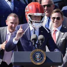 Biden i-a primit campionii Super Bowl şi a purtat o cască de fotbal american pe cap: Să câştigi de două la rând... Îmi place asta - VIDEO