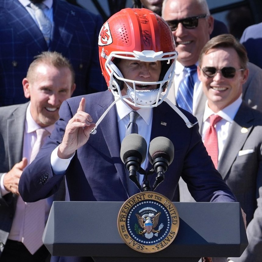 Biden i-a primit campionii Super Bowl şi a purtat o cască de fotbal american pe cap: Să câştigi de două ori la rând... Îmi place asta - VIDEO