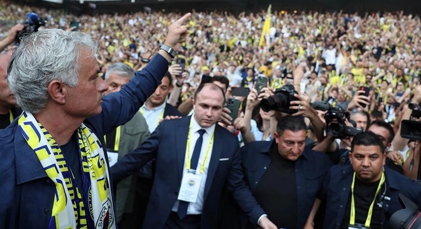 Mourinho a semnat cu Fenerbahce pe stadion, în faţa a peste 45.000 de fani