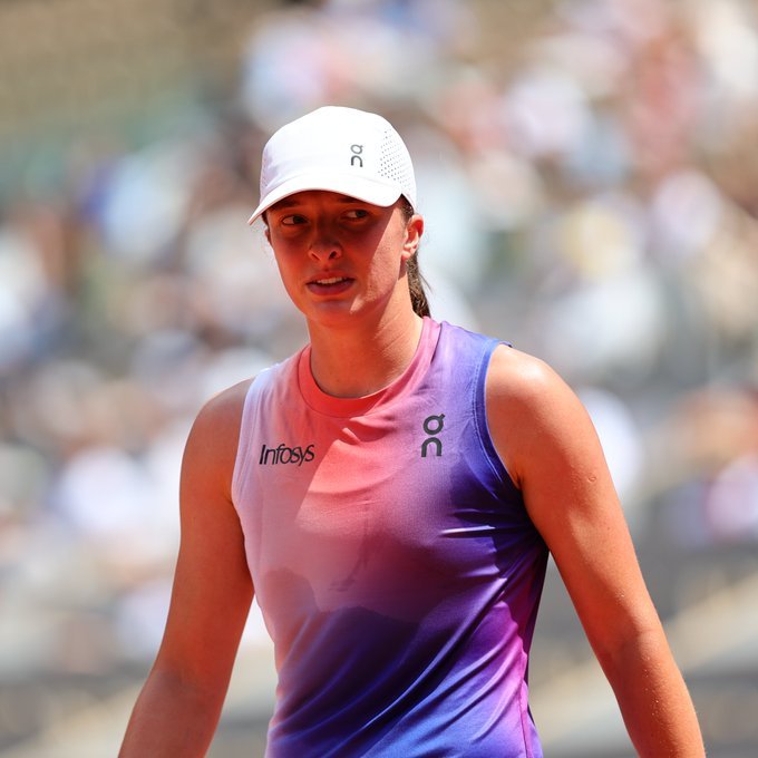 Iga Swiatek îşi continuă parcursul impresionant la Roland Garros. A trecut în două seturi de Marketa Vondrousova şi s-a calificat în semifinale