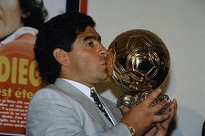 Balonul de Aur al lui Diego Maradona, sechestrat de justiţie. Licitaţia a fost anulată