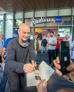 Steffi Graf şi Andre Agassi au semnat autografe la sosirea în Cluj-Napoca, pentru demonstrativul de la Sports Festival