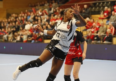 Handbal feminin: Pivotul brazilian Tamires de Araujo continuă la Gloria Bistriţa