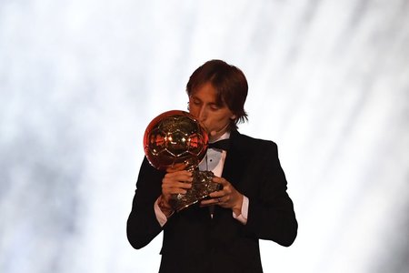 Euro-2024: Tricourile purtate de jucătorii Croaţiei la meciul cu Spania au fost vândute la licitaţie. Tricoul lui Luka Modric a strâns cea mai mare sumă