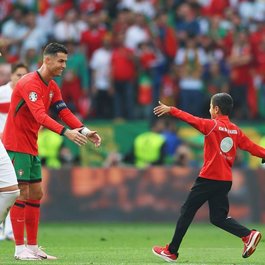 Euro-2024: O fetiţă, uimită şi emoţionată că stă lângă Cristiano Ronaldo la momentul intonării imnurilor la meciul Portugalia - Turcia - VIDEO