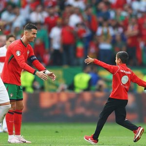 Euro-2024: O fetiţă, uimită şi emoţionată că stă lângă Cristiano Ronaldo la momentul intonării imnurilor la meciul Portugalia - Turcia - VIDEO