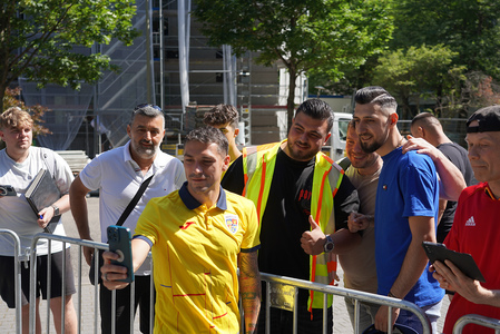 Echipa naţională: Tricolorii s-au plimbat câteva minute în faţa hotelului şi au interacţionat cu fanii, înainte de România - Slovacia