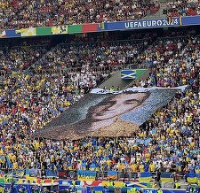 Zelenski, mesaj pentru naţionala Ucrainei eliminată de la Euro-2024: Aţi luptat pentru ţara noastră / Banner uriaş afişat de fani la meciul cu Belgia pentru un soldat ucis în lupte la doar 21 de ani - VIDEO